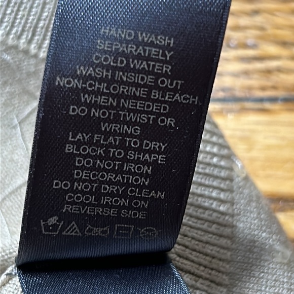 Liz Claiborne tan cardigan with sequins & beads.  Size Small. - Picture 5 of 10